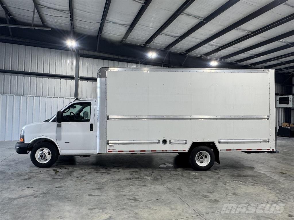GMC G33903 Box body trucks