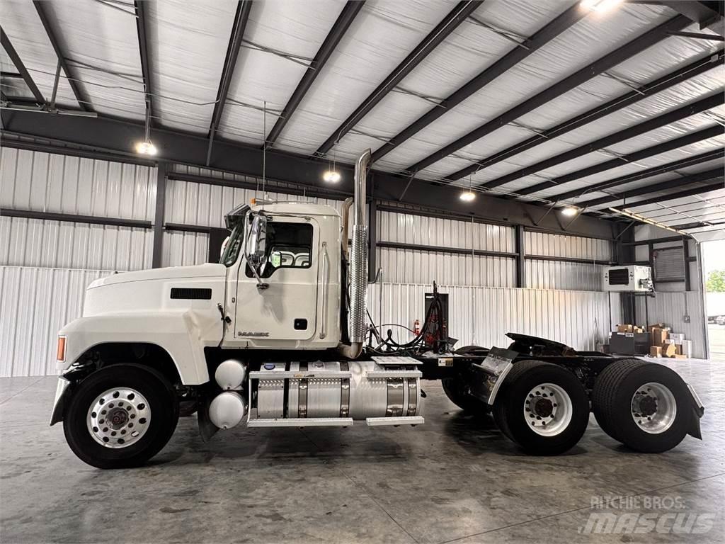 Mack CHU613 Tractor Units