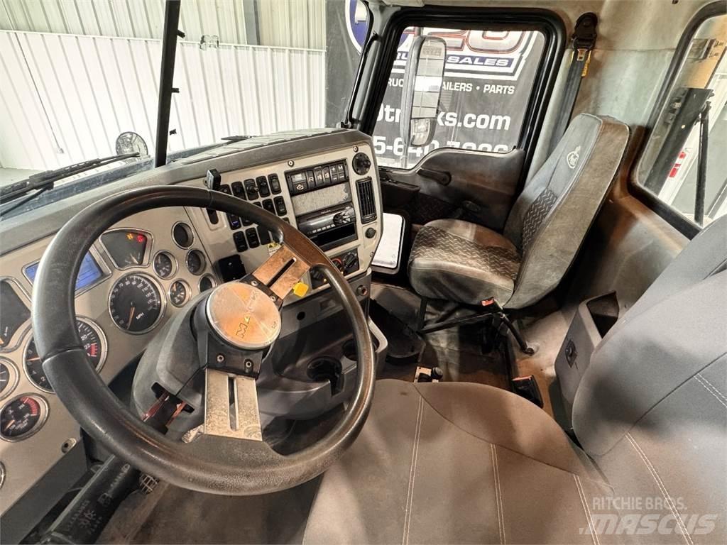 Mack CXU613 Tractor Units