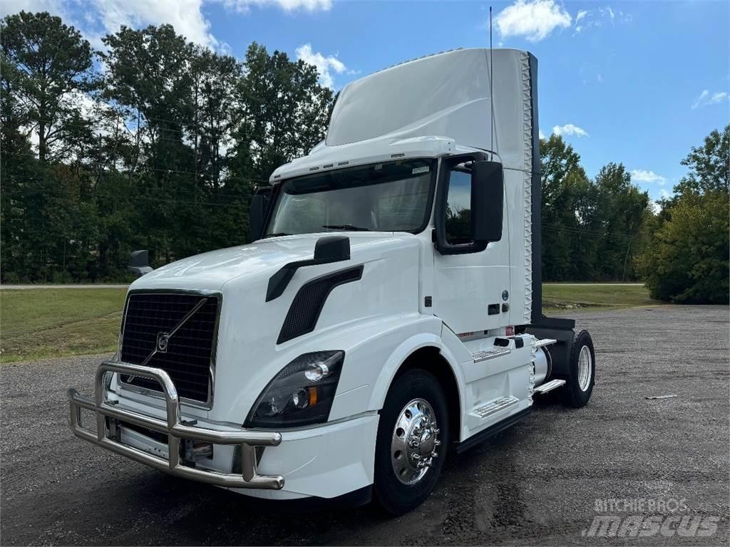 Volvo VNL42T300 Tractor Units