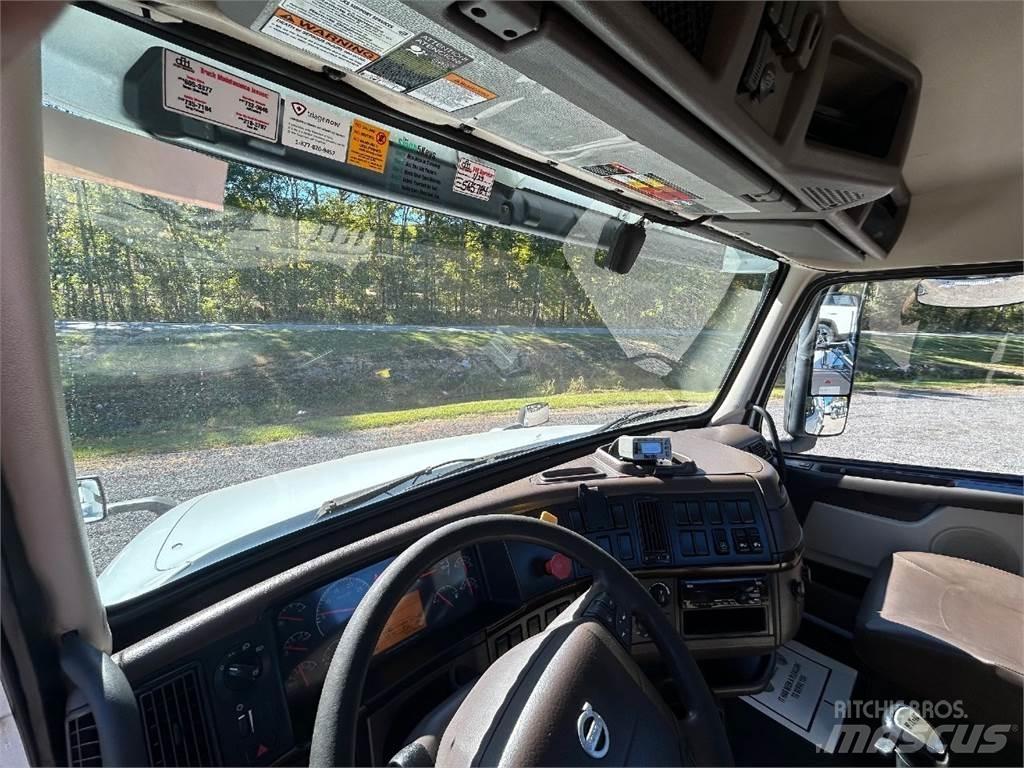 Volvo VNL42T300 Tractor Units