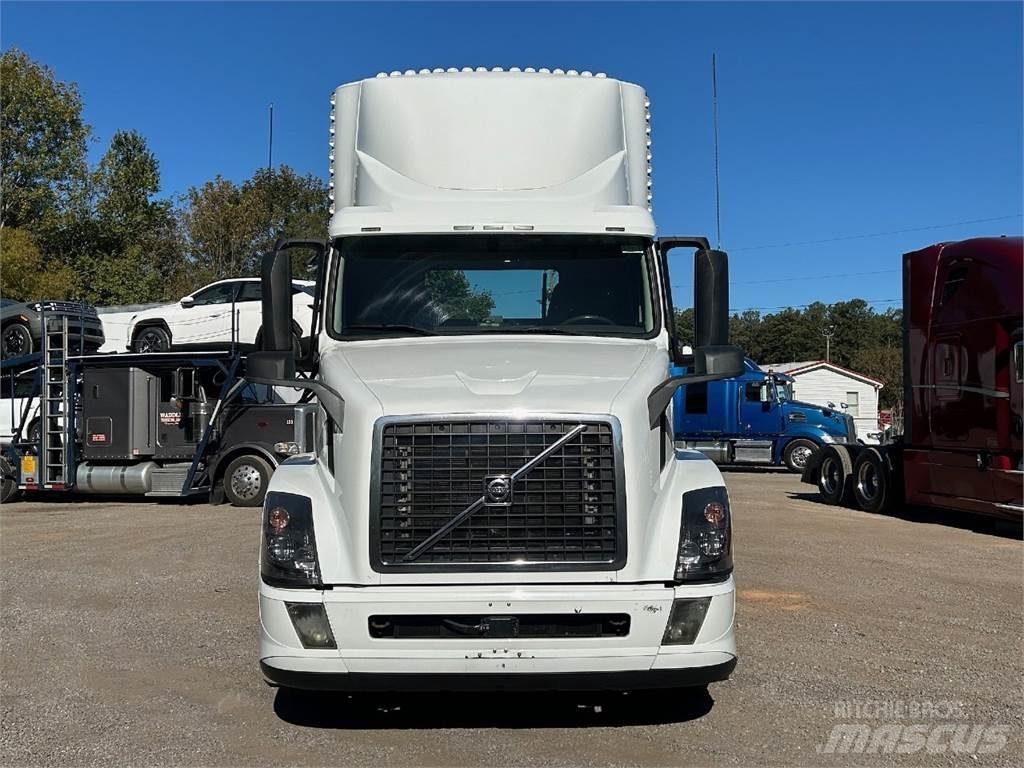 Volvo VNL42T300 Tractor Units