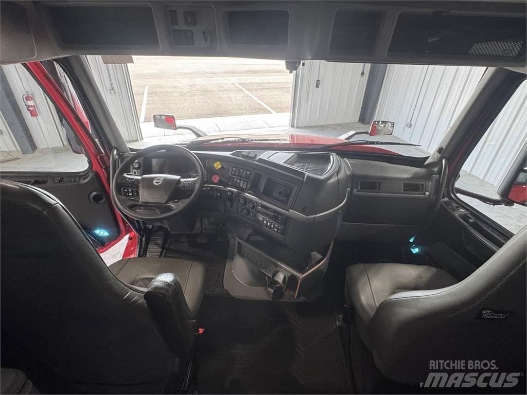 Volvo VNL64T740 Tractor Units