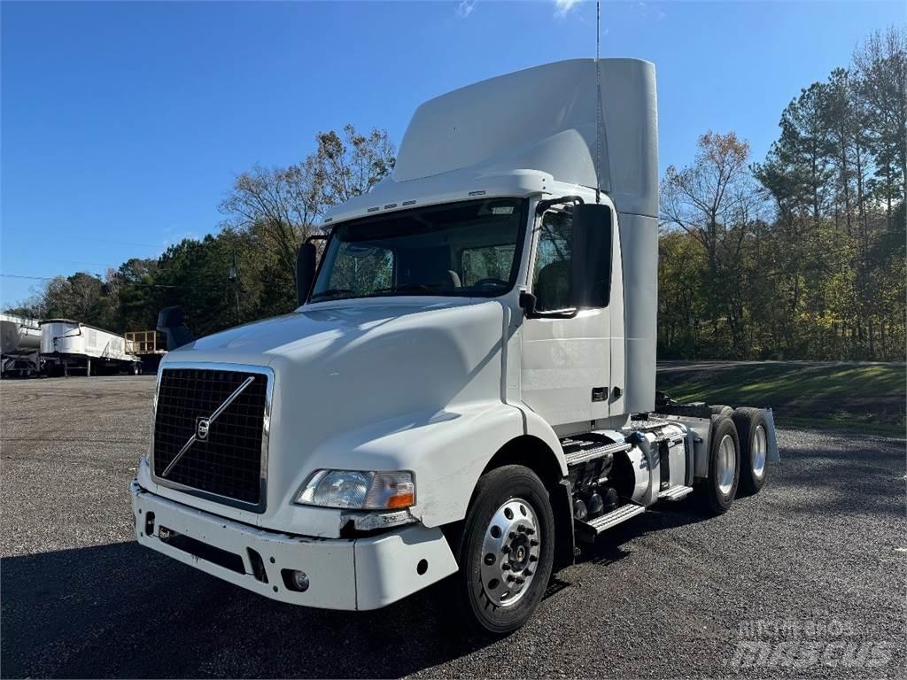 Volvo VNM64T200 Tractor Units