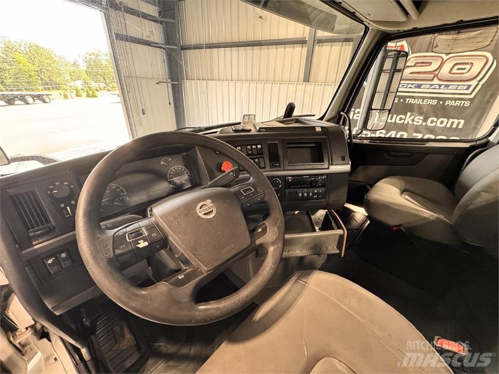 Volvo VNR64T300 Tractor Units