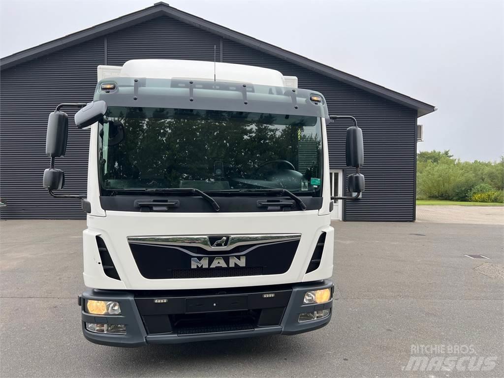 MAN TGL 12.220 Box body trucks