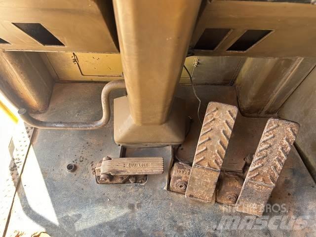 CAT 633E Scrapers