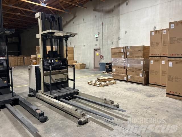 Crown 15SP48TT Medium lift order picker