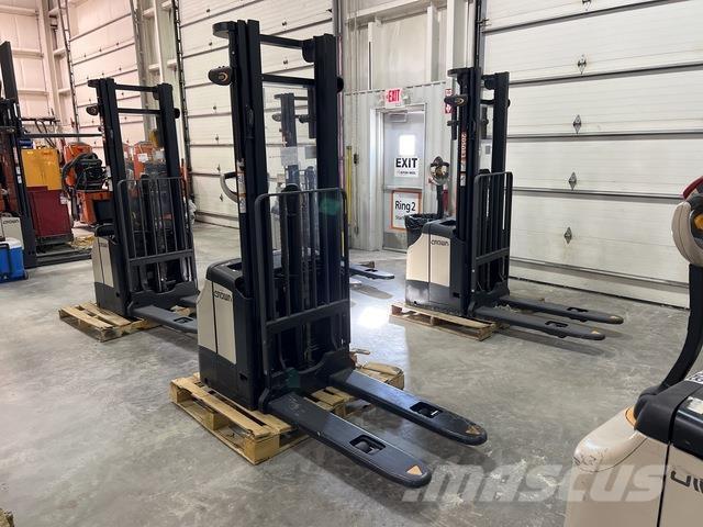Crown ES 4000 Self propelled stackers