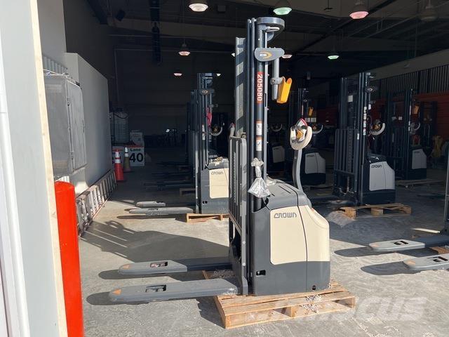 Crown ES 4000 Self propelled stackers
