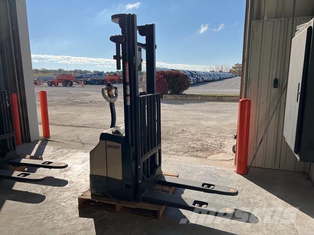 Crown ES 4000 Self propelled stackers