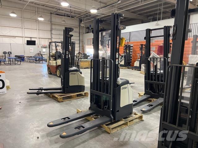 Crown ES 4000 Self propelled stackers