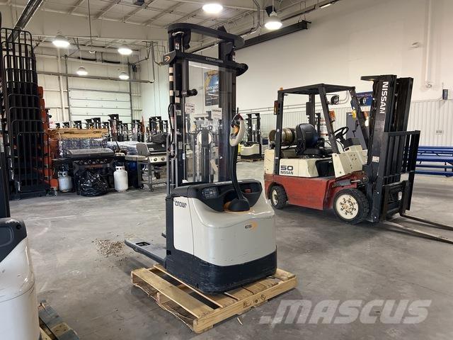 Crown ES 4000 Self propelled stackers