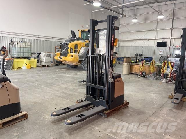 Crown ES 4000 Self propelled stackers