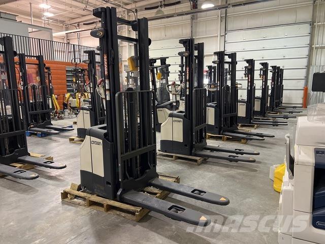 Crown ES 4000 Self propelled stackers