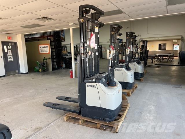 Crown ES 4000 Self propelled stackers