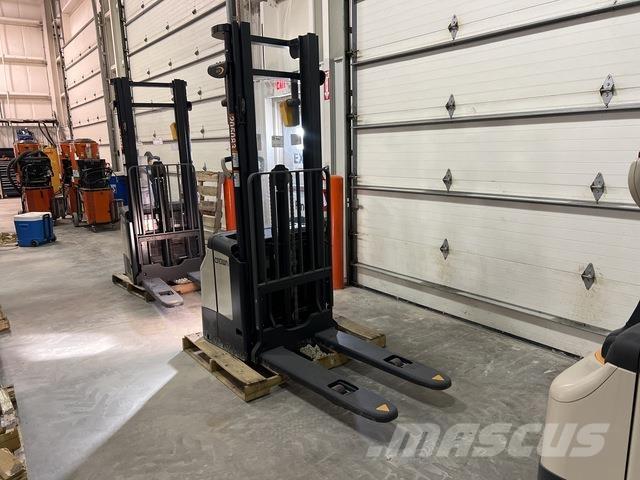 Crown ES 4000 Self propelled stackers