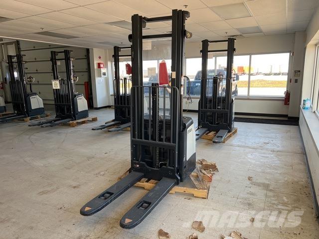 Crown ES 4000 Self propelled stackers