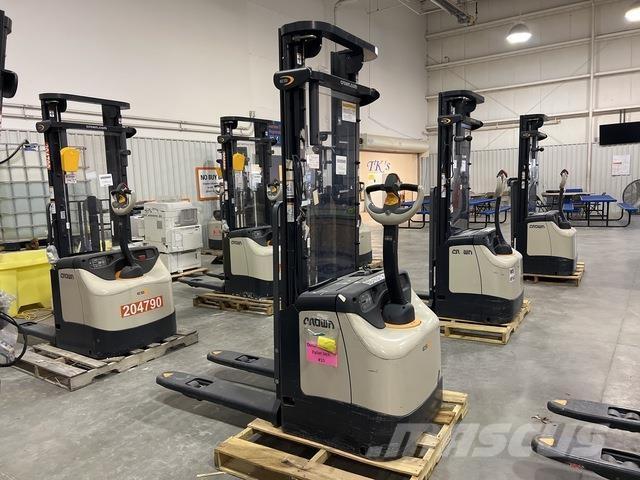 Crown ES 4000 Self propelled stackers