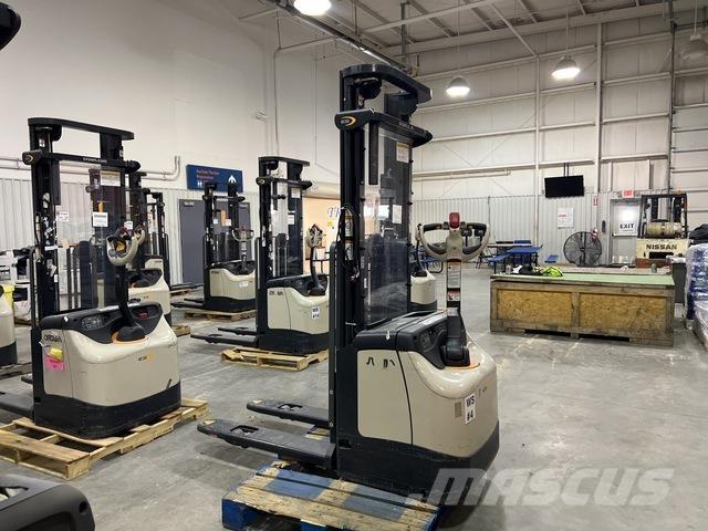 Crown ES 4000 Self propelled stackers