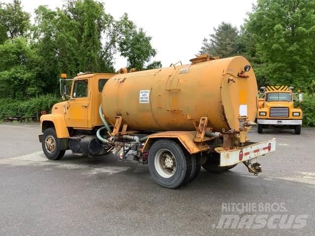 Ford L8000 Water tankers