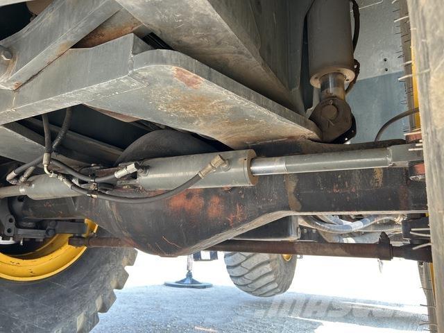 Grove RT700E Rough terrain cranes