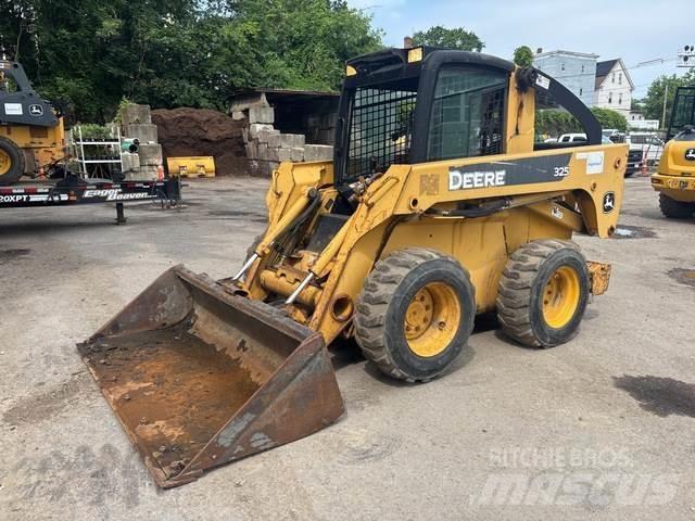 John Deere 325 Skid steer loaders