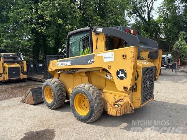 John Deere 325 Skid steer loaders