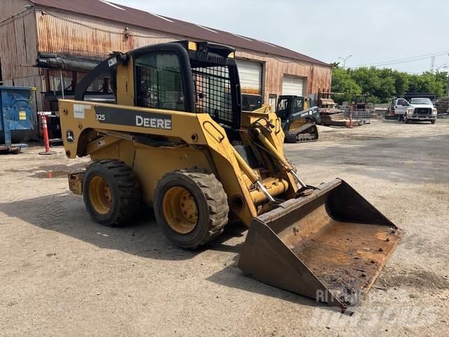 John Deere 325 Skid steer loaders
