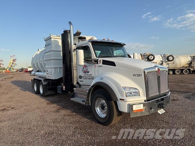 Kenworth T880 Crawler excavators