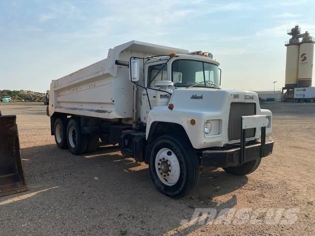 Mack  Tipper trucks