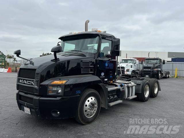 Mack AN64T Tractor Units