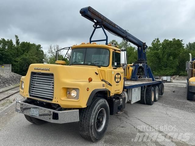 Mack DM688S Other trucks