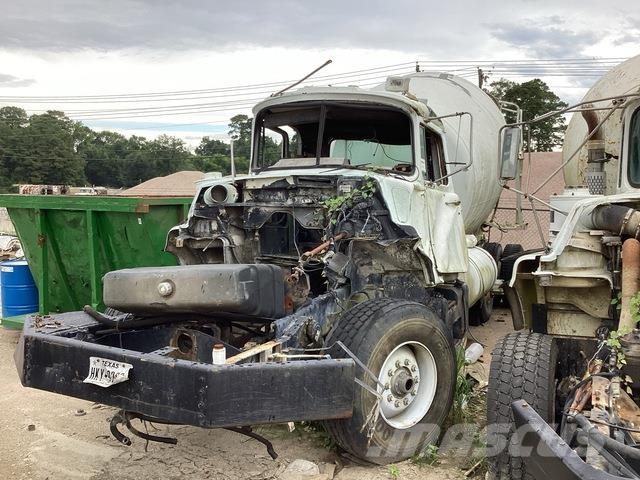 Mack DM690S Other trucks