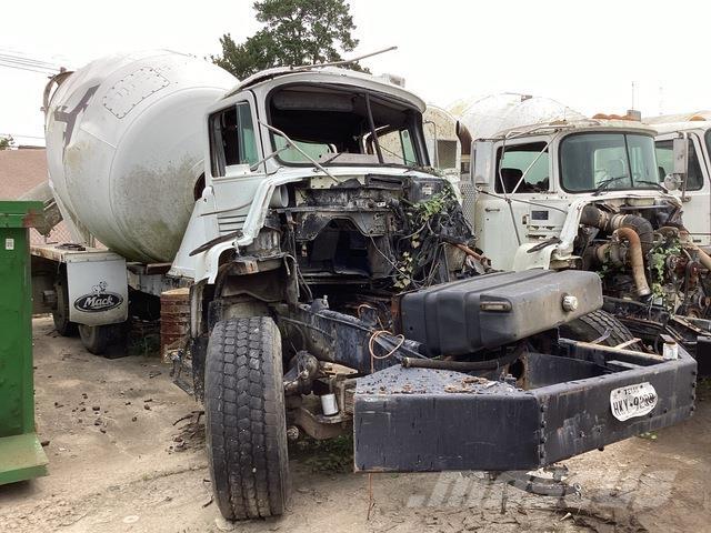 Mack DM690S Other trucks