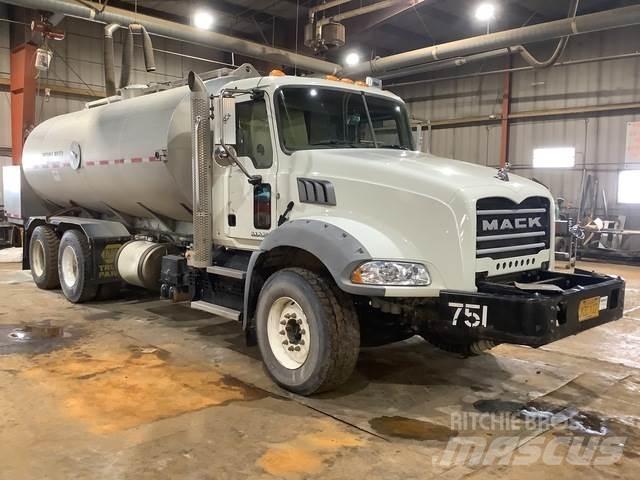 Mack GU813 Water tankers