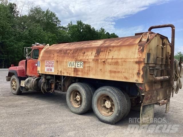 Mack RD688S Water tankers