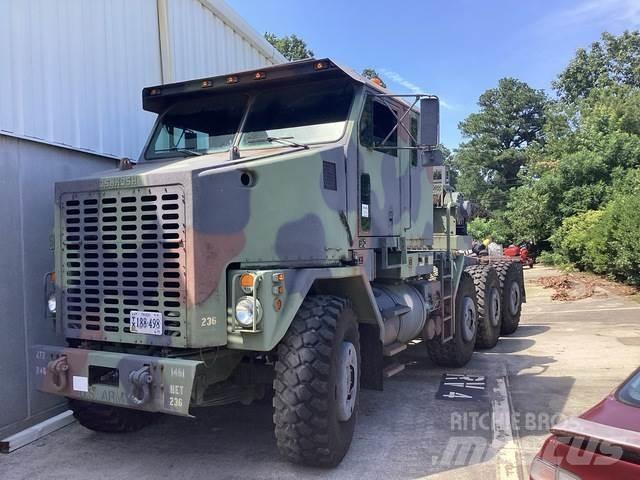 Oshkosh M1070 Tractor Units