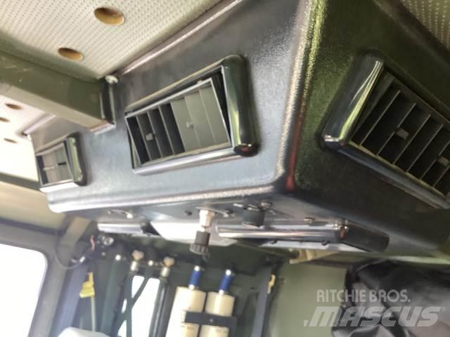 Oshkosh M1070 Tractor Units