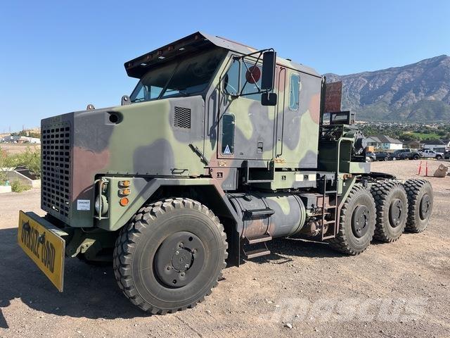 Oshkosh M1070 Recovery vehicles