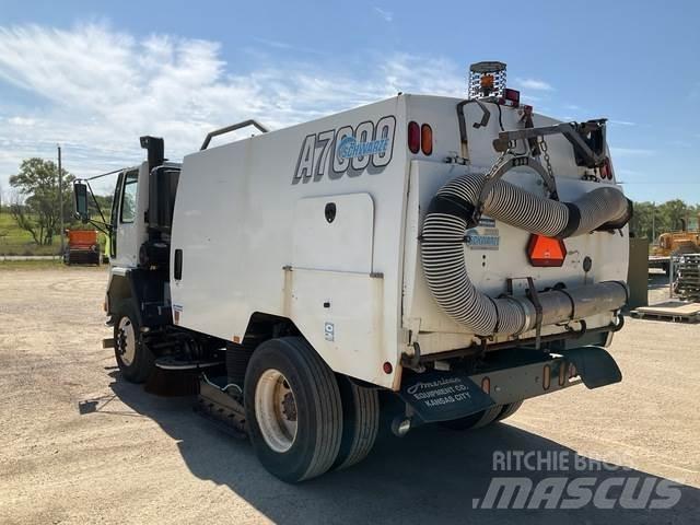 Schwarze A7000 Sweeper trucks