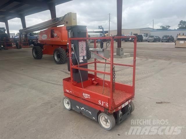 SkyJack SJ16 Vertical mast lifts