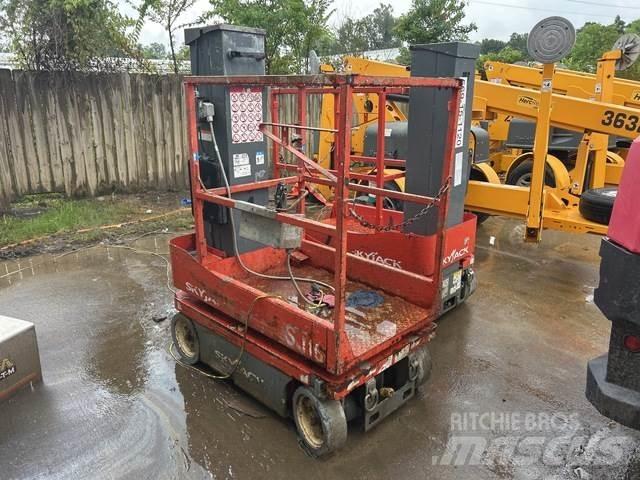 SkyJack SJ16 Vertical mast lifts