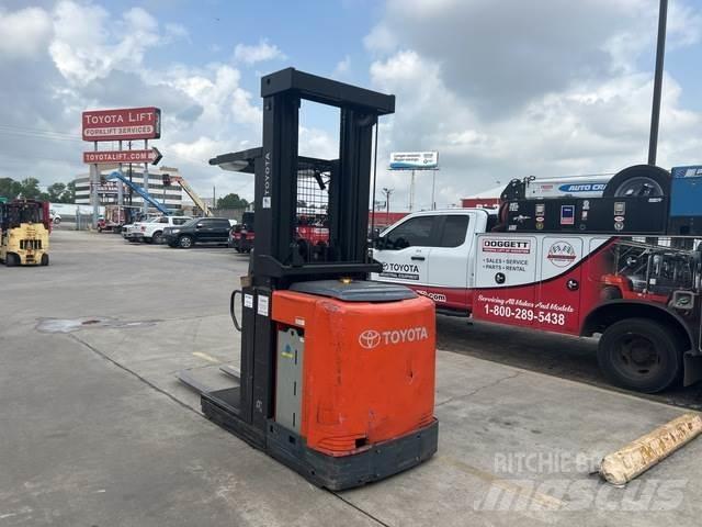 Toyota 8BPUE15 Medium lift order picker