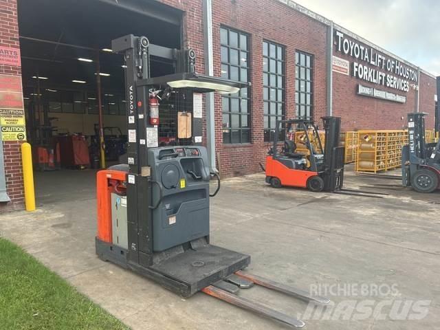 Toyota 8BPUE15 Medium lift order picker