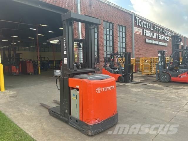 Toyota 8BPUE15 Medium lift order picker
