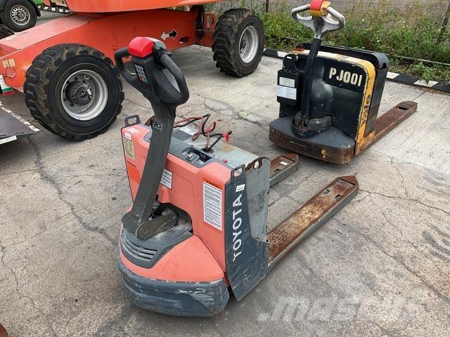 Toyota 8HBW23 Hand pallet truck