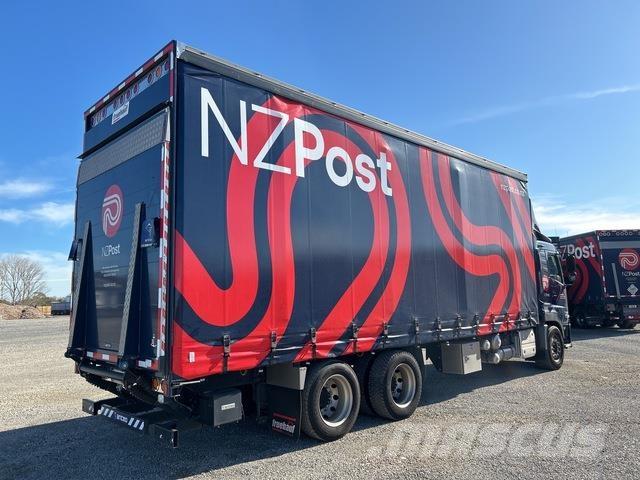 UD CD 25 360 Curtainsider trucks