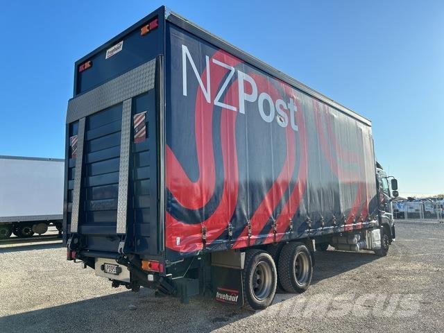 UD CW 26 390 Curtainsider trucks