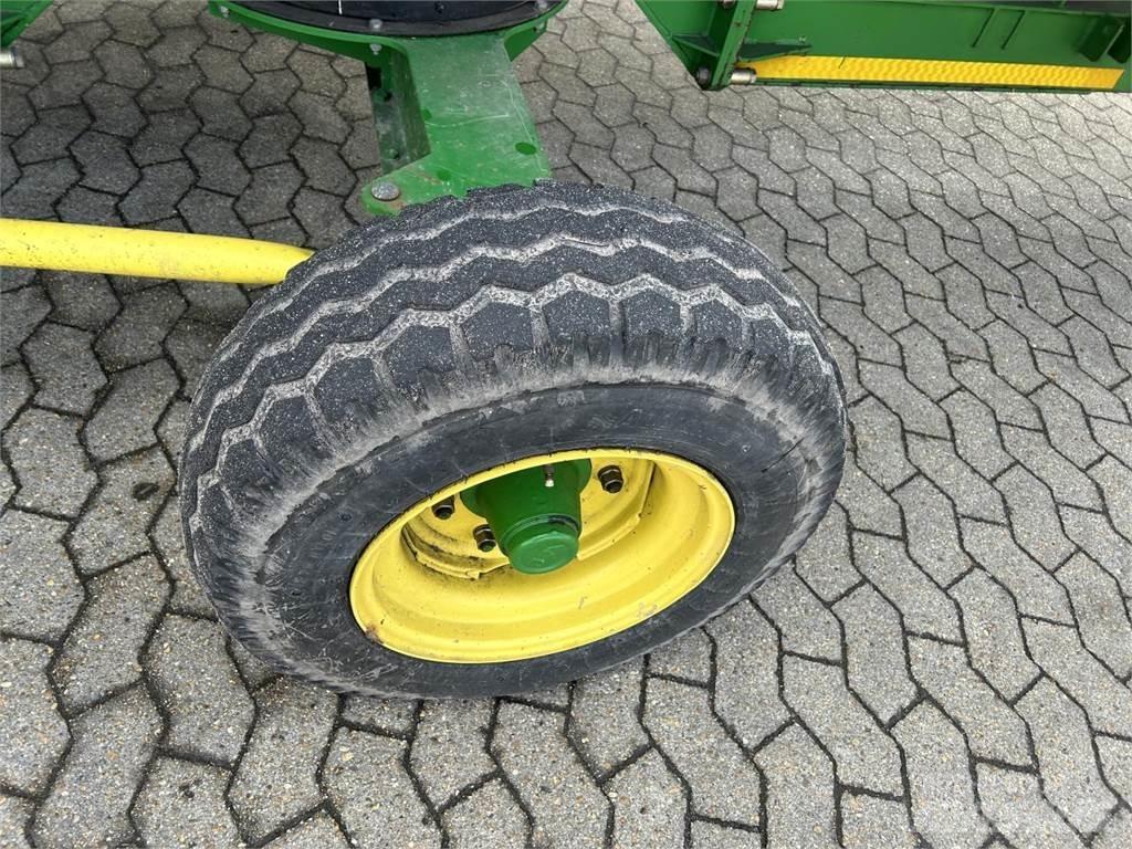 John Deere 640D Combine harvester heads